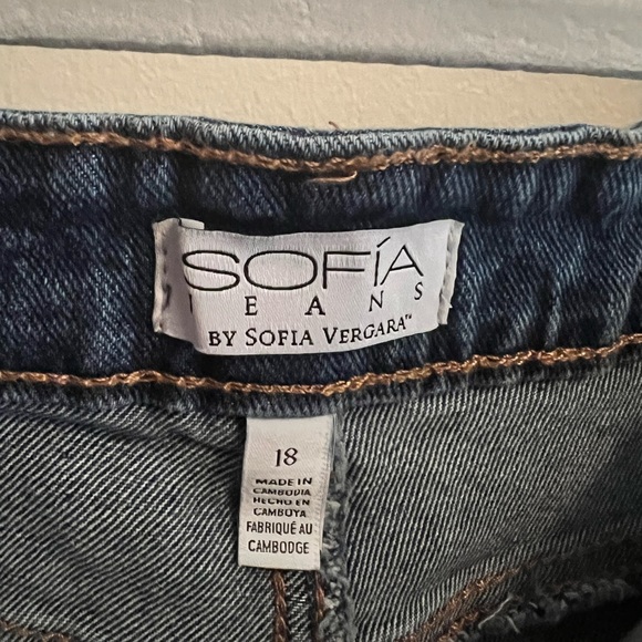 Sofia Vergara Midrise Shorts, size 18 - Picture 3 of 3